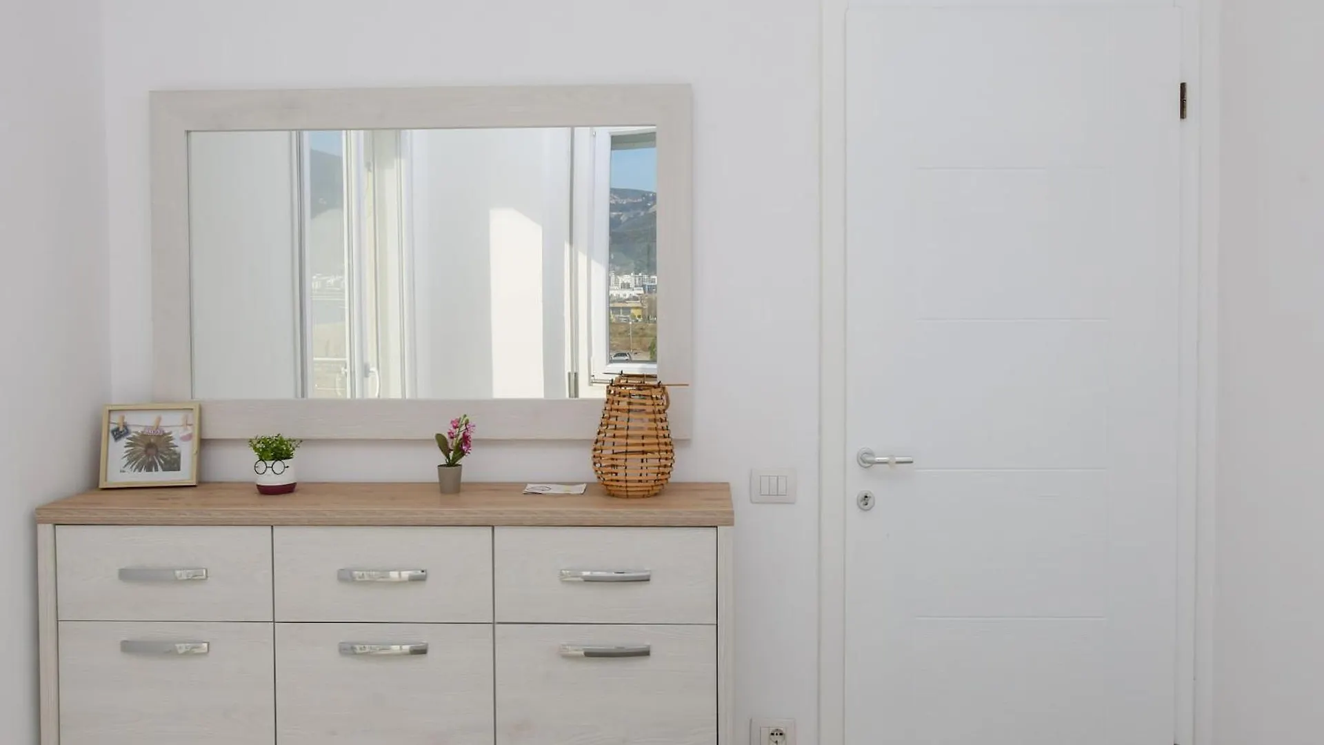 2 Bedroom Coastal Apartment In فلورا ألبانيا