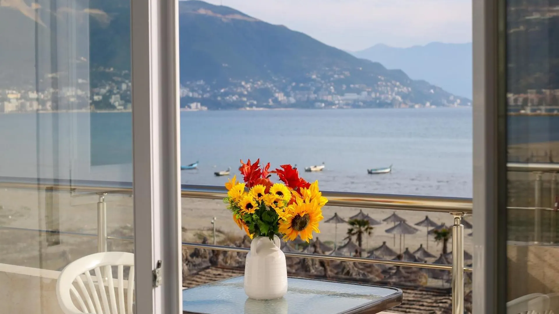 2 Bedroom Coastal Apartment In فلورا