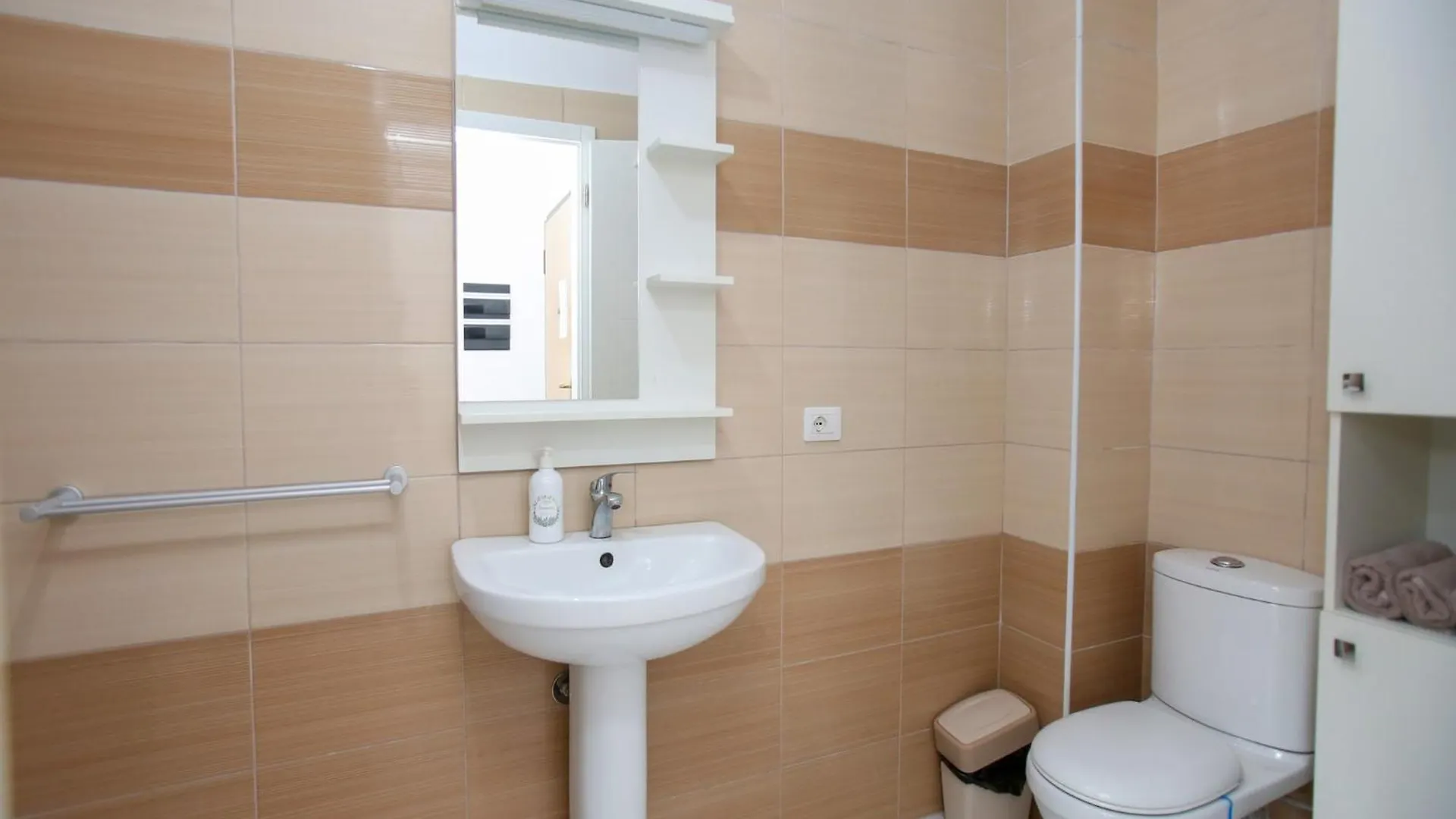 2 Bedroom Coastal Apartment In فلورا