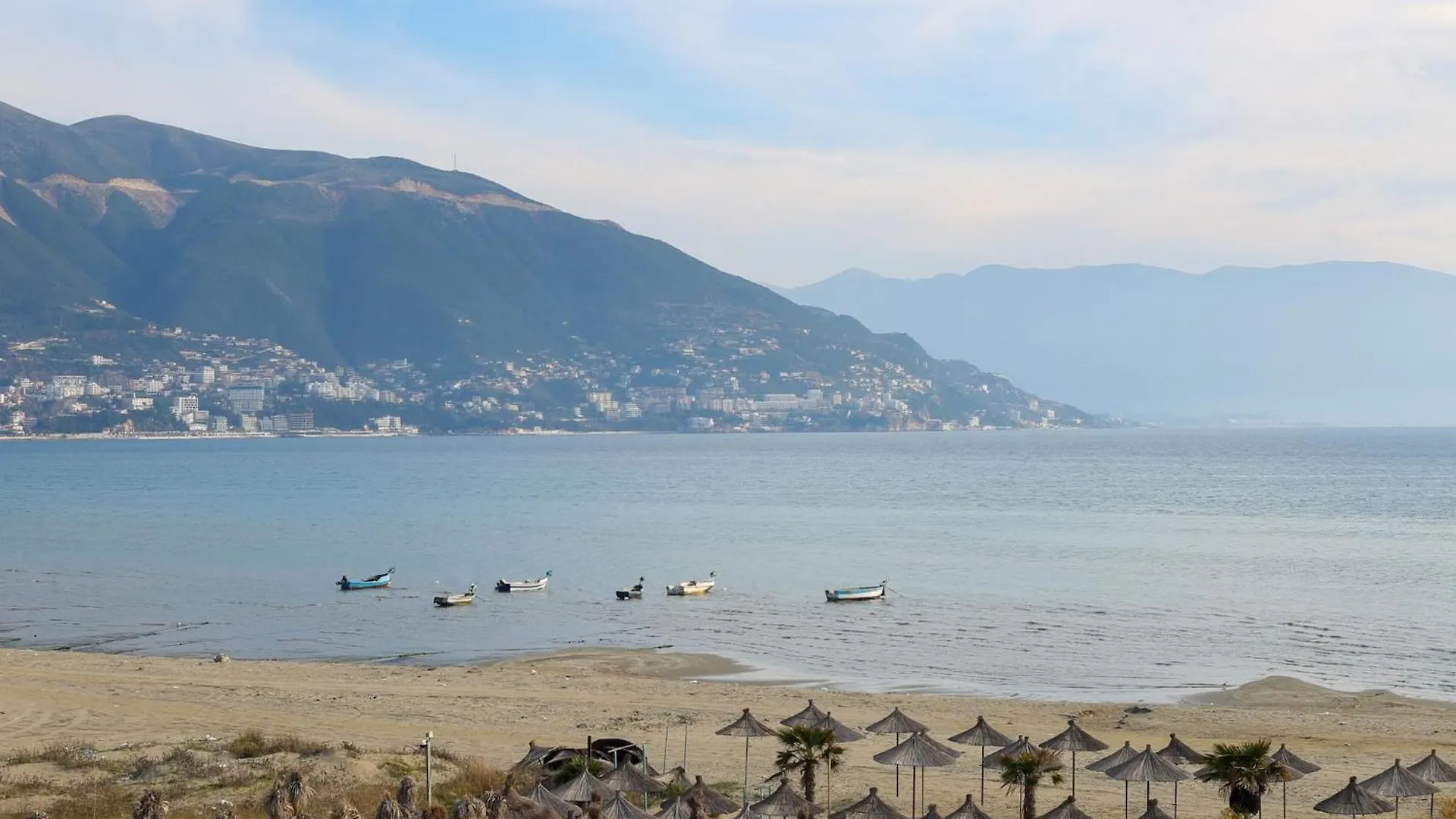 2 Bedroom Coastal Apartment In فلورا ألبانيا