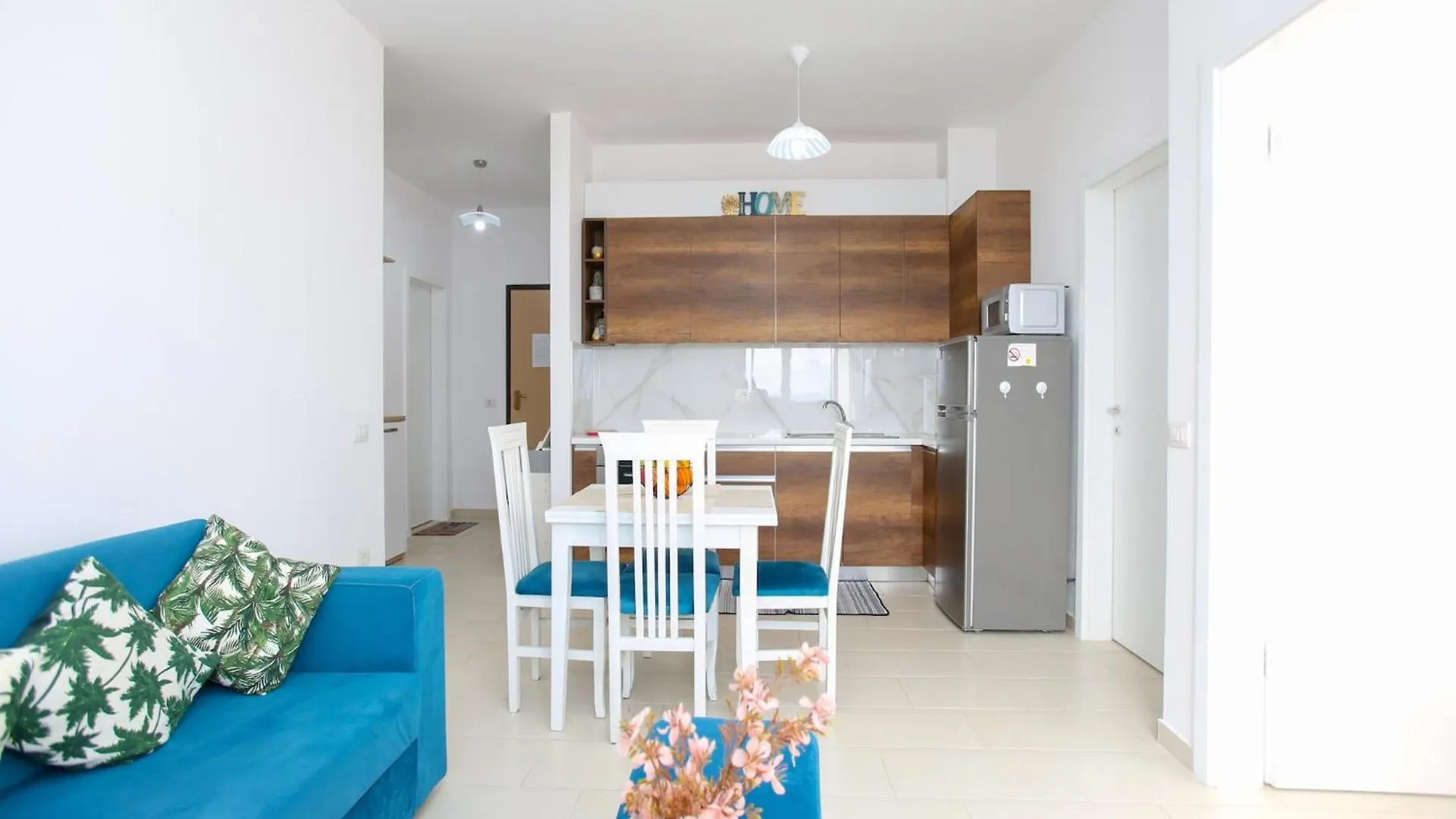 2 Bedroom Coastal Apartment In فلورا