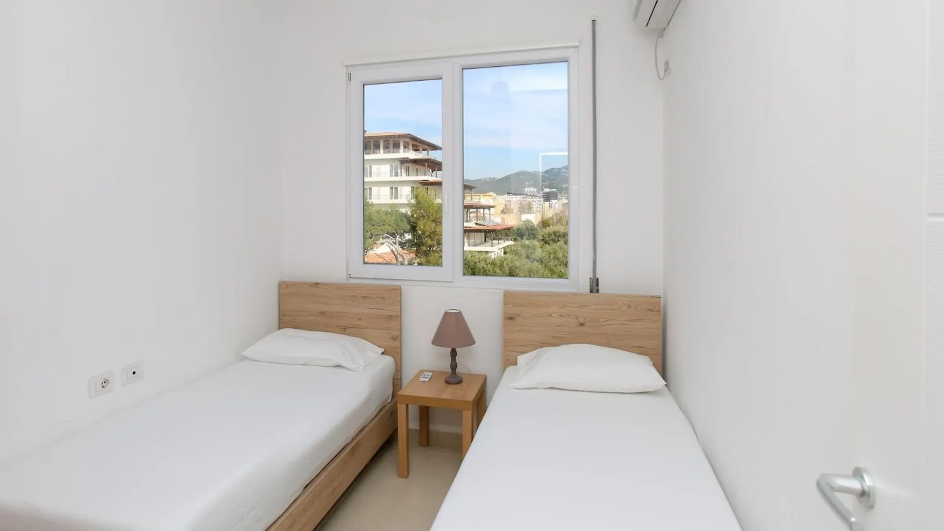 2 Bedroom Coastal Apartment In فلورا