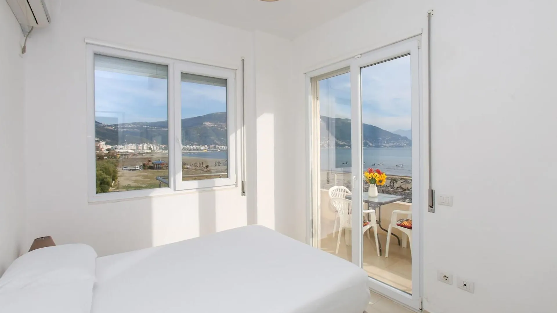 2 Bedroom Coastal Apartment In فلورا