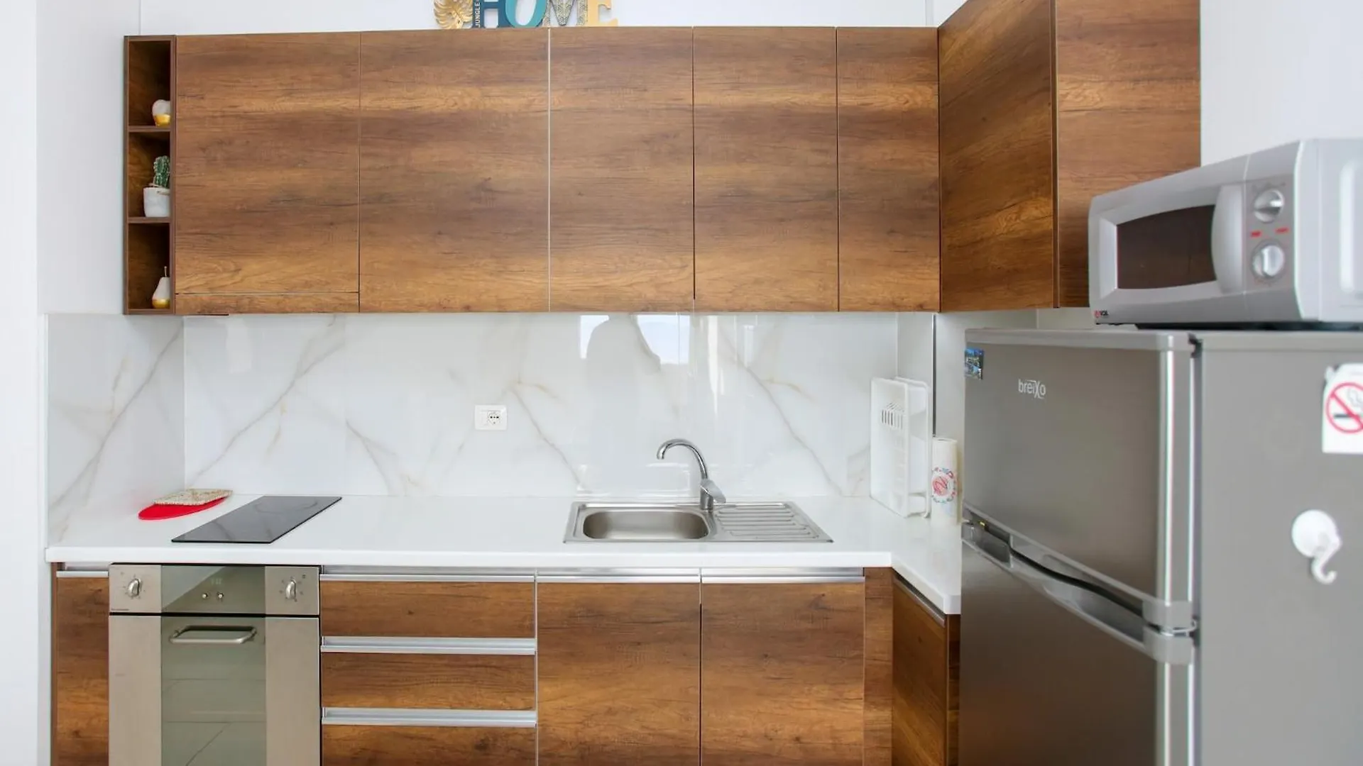 2 Bedroom Coastal Apartment In فلورا
